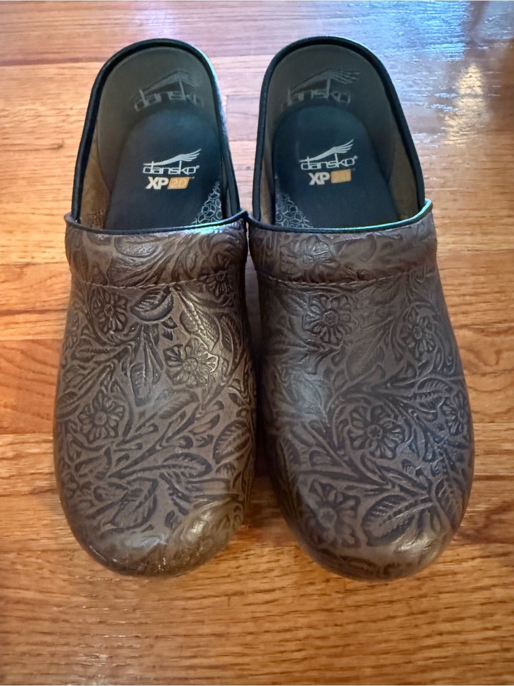 Dansko Brown Tooled Clogs Women’s 39 (8.5-9) Shoes Embossed Leather